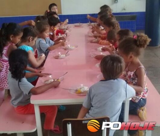 Alunos da creche em Lagoa Grande durante a merenda
