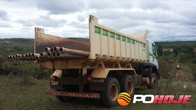 Tubos o caminhÃ£o da prefeitura e retro arrancando o restante em Andrequice