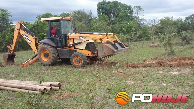 Retro da prefeitura arrancando os tubos em Andrequice