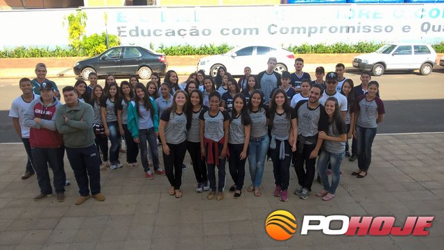 Alunos aprovados em frente a Escola Padre José Andre (Foto: Divulgação escola)