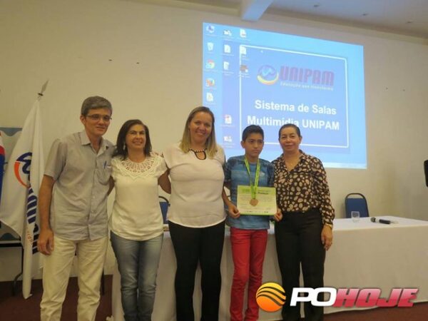 Coordenador Antônio Carlos, diretora Hirlene, medalhista Pedro Henrique, professora Ronilda e a superintendente Beth