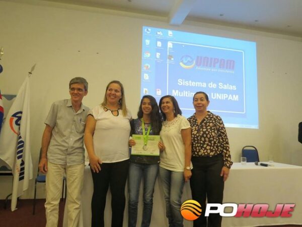 Coordenador Antônio Carlos, diretora Hirlene, medalhista Paloma, professora Ronilda e a superintendente Beth
