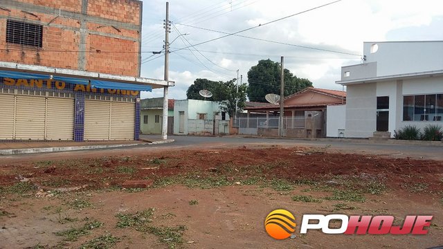 Praça Walter Gomes de Medeiros já sem a árvore derrubada pela prefeitura