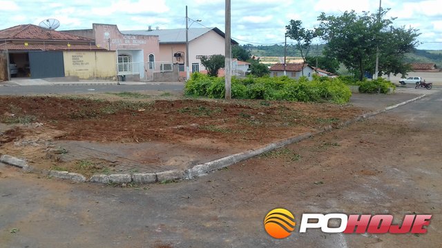 Praça Walter Gomes de Medeiros já sem a árvore derrubada pela prefeitura