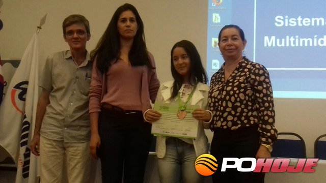 Coordenador Antônio Carlos, vice-diretora da Escola Padre José Andre Maria Fonseca, medalhista Lana Caroline e a superintendente Beth)