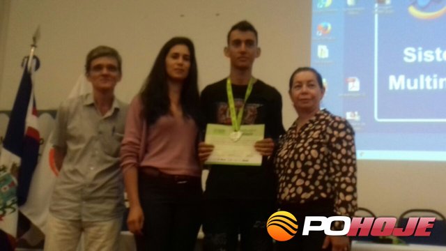 Coordenador Antônio Carlos, vice-diretora Maria Fonseca, medalhista Leonardo e a superintendente Beth