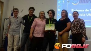 Antônio Carlos (coordenador), medalhista Mitchell Souto Pacheco, sua mãe Bete e seu irmão Gabriel Souto Pacheco, diretora da Escola Municipal Professora Carmem Celina Maria Helena e a superintendente Beth)