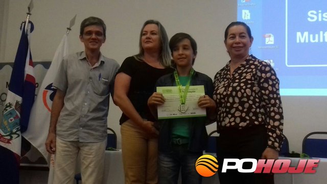 Coordenador Antônio Carlos, diretora Maria Helena, medalhista Gabriel Mendonça e a superintendente Beth