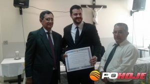Juiz Eleitoral ao centro Bruno Henrique Oliveira ladeado pelo prefeito eleito de Presidente Olegário João Carlos Castilho e o vice Macaquinho(Foto: Aldieres Brito)