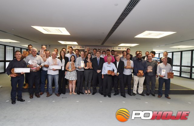 Governador Fernando Pimentel ladeado pelos premiados (Foto: Manoel Marques/Imprensa MG)