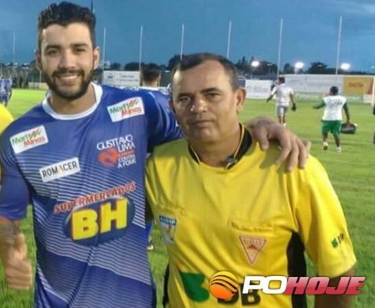 Gusttavo Lima e o árbitro Jhones dos Santos (Foto: Reprodução Facebook)