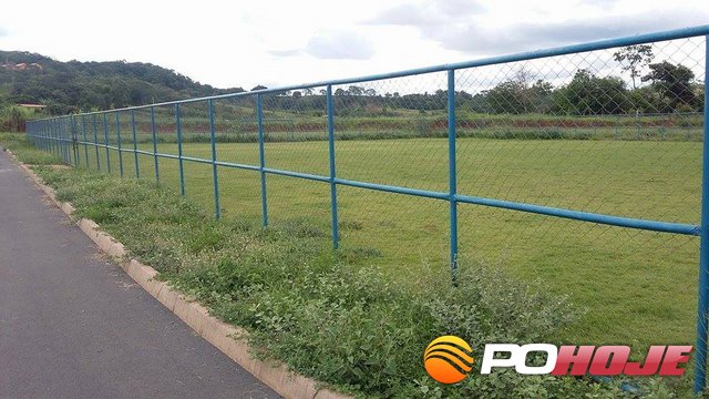 Poda da grama do campo society do Centro Esportivo Saul Vasconcelos
