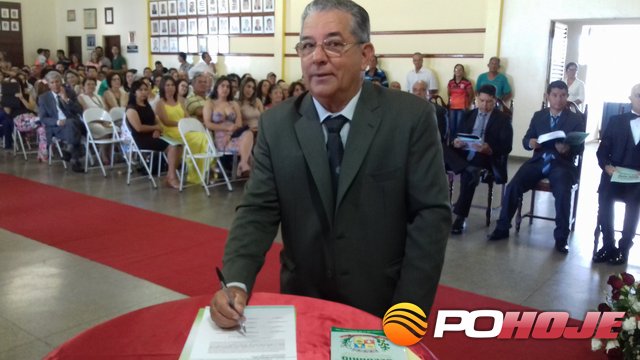 Vice-prefeito Macaquinho assinando o termo de posse