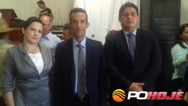 Mesa diretora: Maria Teodoro - secretária - , Moacir Soares - vice e Welson Braga - presidente -