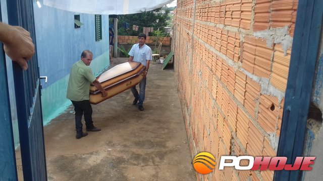 Corpo de Divino sendo retirado pela funerÃ¡ria