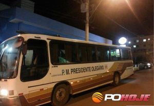 ônibus da Prefeitura Municipal de Presidente Olegário usado no transporte escolar (Foto: Arquipo Pohoje - Aldieres Brito
