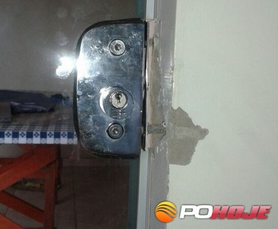 Fechadura danificada pelos ladrÃµes para entrar na residÃªncia