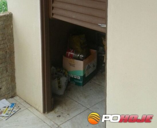 Porta arrombada pelos ladrÃµes na residÃªncia no bairro Andorinhas
