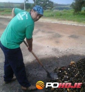 Jhones dos Santos durante o trabalho na Usina de Reciclagem de Lixo