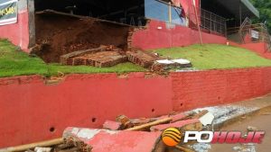 Parede desabou no Restaurante de Choperia MineirÃ£o (Foto: Ronan FlÃ¡vio)