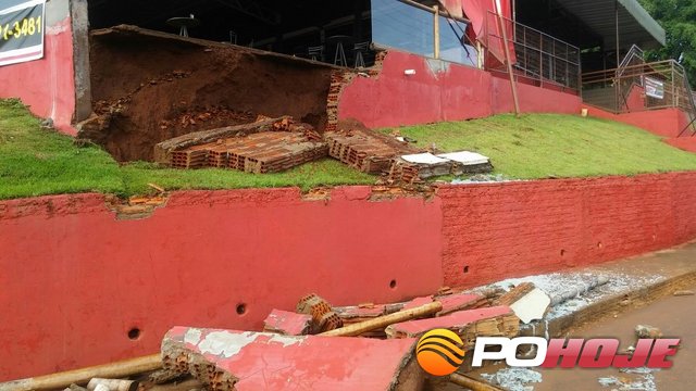 Parede desabou no Restaurante de Choperia MineirÃ£o (Foto: Ronan FlÃ¡vio)