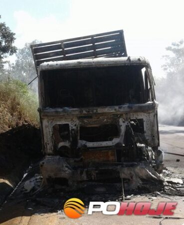 Carreta que pegou fogo entre Guarda-Mor e Paracatu