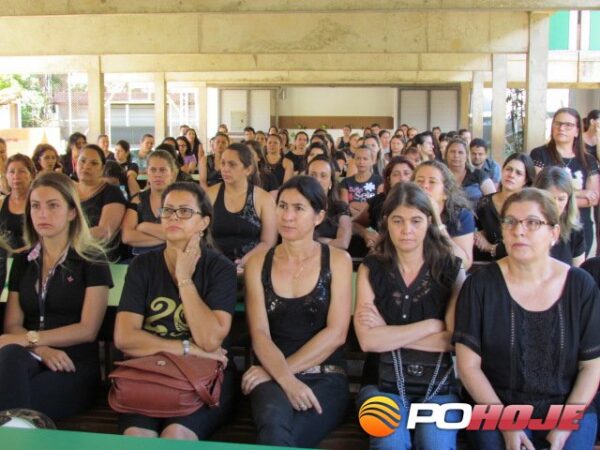 Servidores vestiram de preto para manifestar em Presidente Olegário