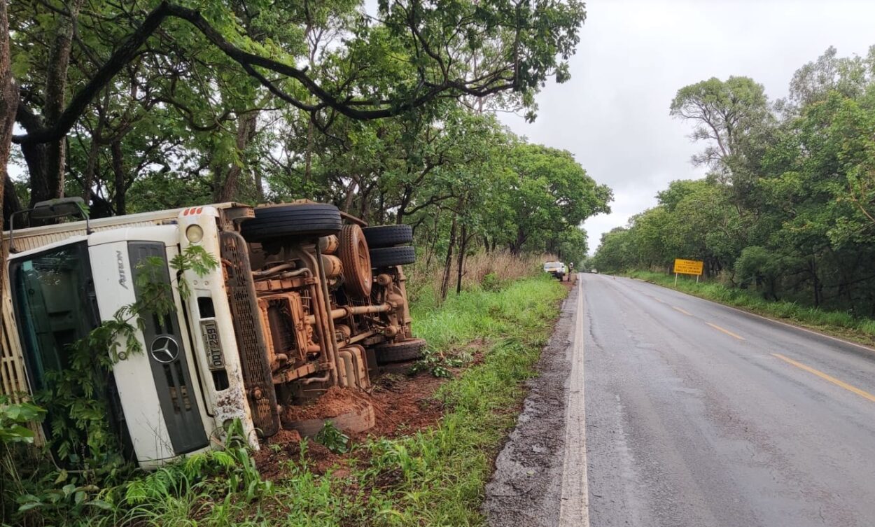 Caminhão carregado carne suína tomba na MG 410 e motorista fica