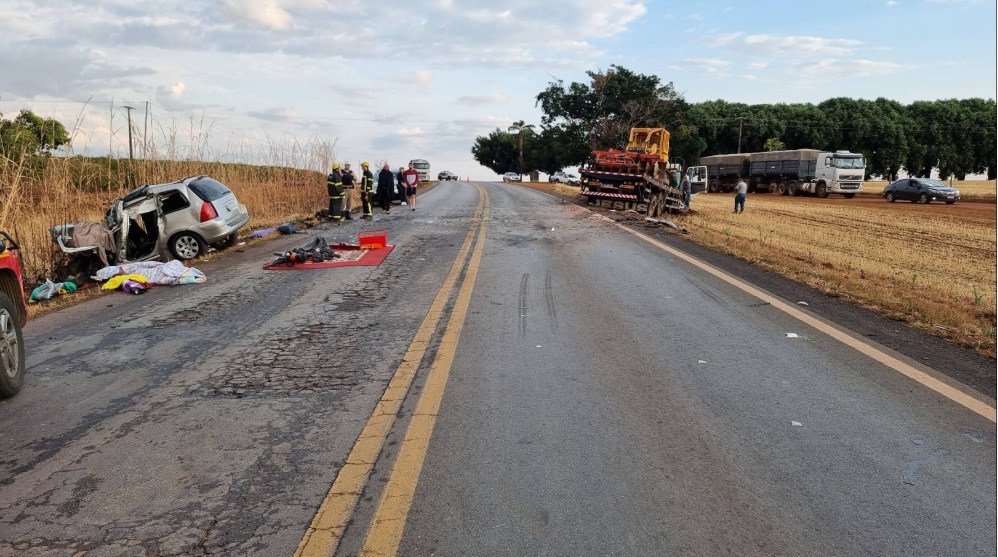 Morre terceira vítima de acidente entre carro e caminhão na MG 354