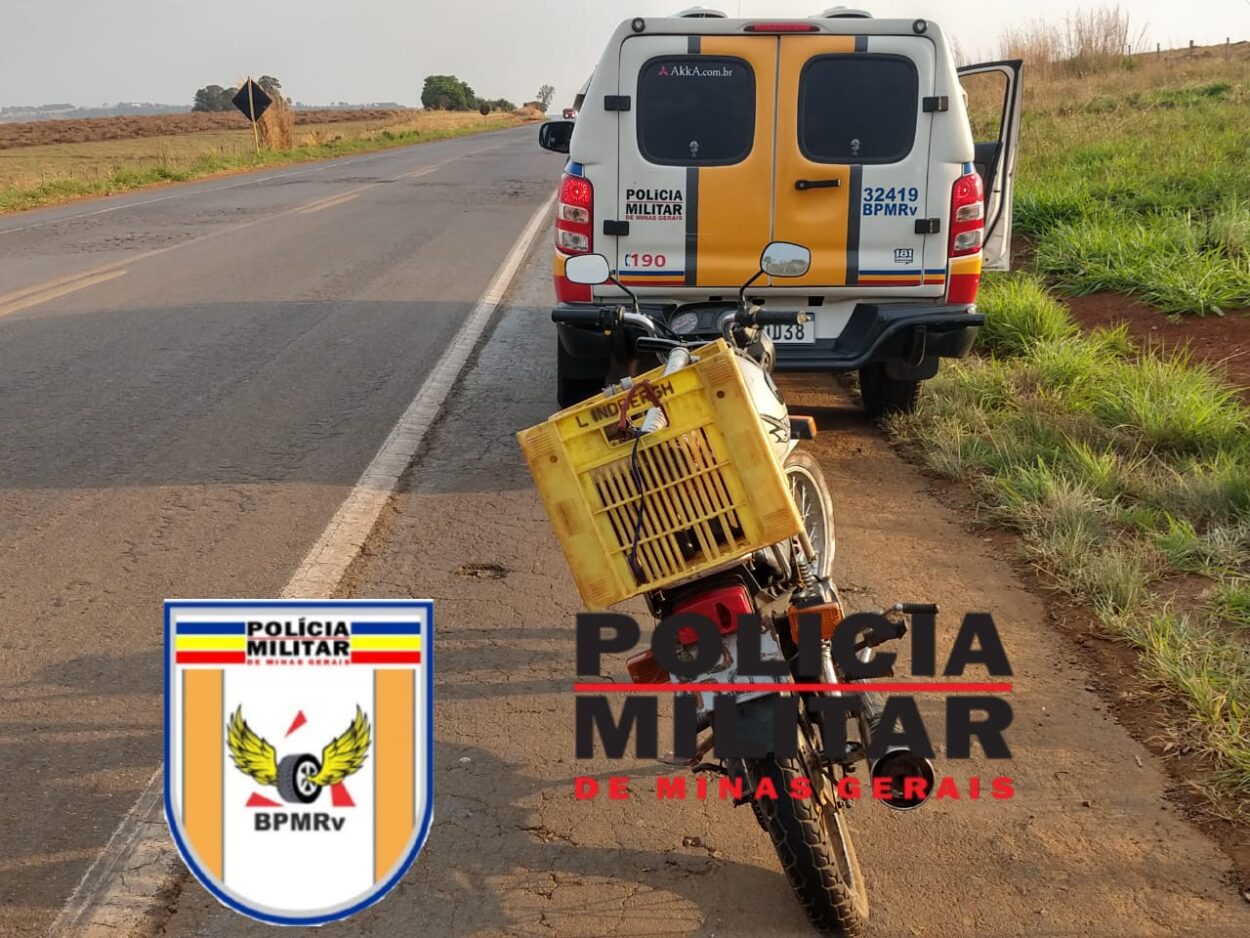 Moto placa pintada a mão chama atenção da polícia e motociclista