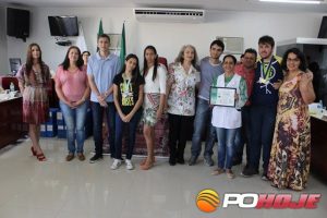 Alunos, diretora, professores da Escola Padre Andre medalhistas e familiares
