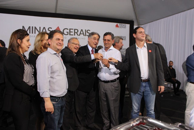 Prefeito João Carlos recebendo a chave do ônibus do governador