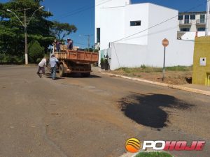 Operação tapa-buraco na Avenida Dona Mindóia