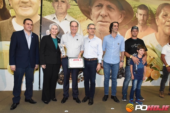 Eduardo Pinheiro Campos ao centro com a premiação nas mãos (Foto: Alexandre Soares)