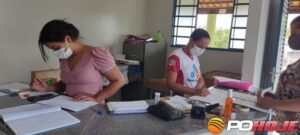 Agentes Comunitários de Saúde em atendimento no povoado de Cruzeiro da Prata