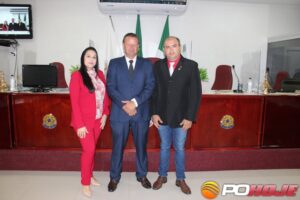Presidente eleito Branco Teodoro ladeado secretária eleita Mirsandra Pereira e pelo vice-presidente eleito Júnior Enfermeiro.