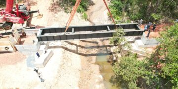 Região de Andrequice: Prefeitura coloca vigas de aço em ponte sobre o Córrego da Tapera
