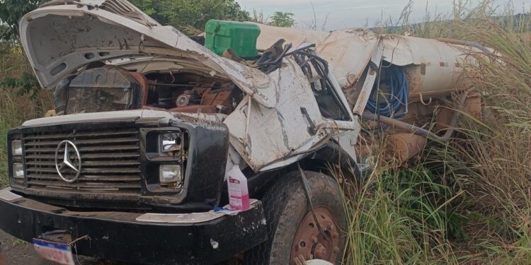 Motorista de 45 anos morre em acidente com caminhão-pipa na Rodovia do Leite, em Lagoa Grande