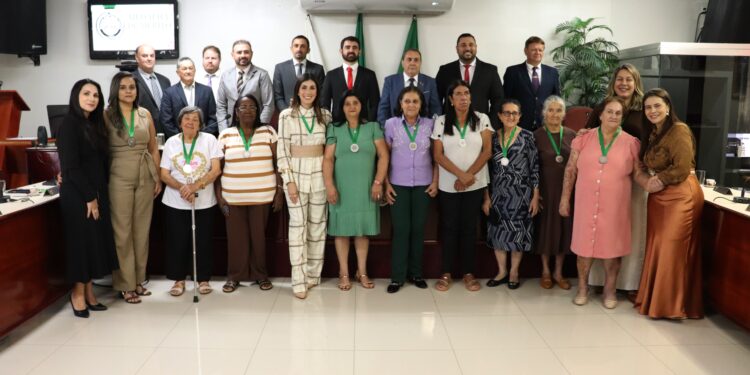 Câmara Municipal celebra o Dia das Mães com entrega da Medalha Professora Isaura Caixeta
