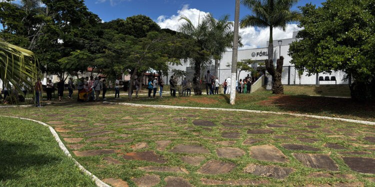 Eleitores enfrentam fila no penúltimo dia para tirar o 1º título e regularizar pendências; prazo termina nesta quarta-feira (6)
