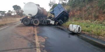 Motorista perde controle da direção e carreta-tanque bate em barranco na MG-410