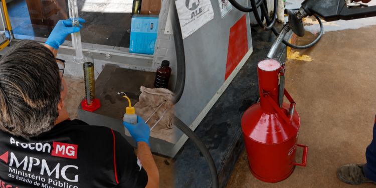 Procon do Ministério Público fiscaliza 42 postos em Minas; um é autuado em Presidente Olegário por vício de qualidade na gasolina