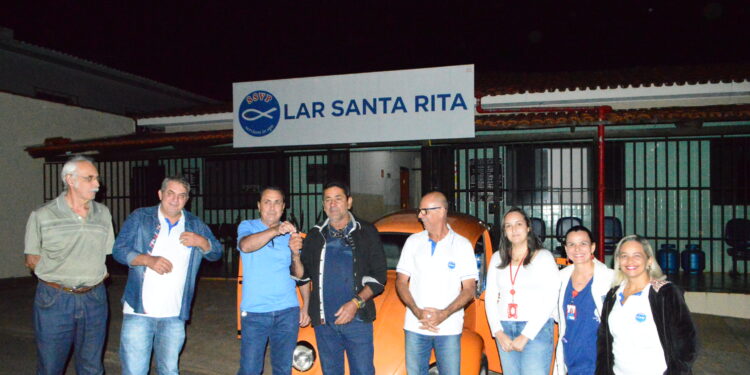 Solidariedade sobre rodas: Lar Santa Rita entrega fusca sorteado e fortalece atendimento a 36 idosos acolhidos pela entidade