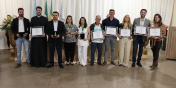 Câmara Municipal homenageia cidadãos e instituições com títulos e medalhas em Reunião Solene
