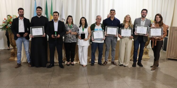 Câmara Municipal homenageia cidadãos e instituições com títulos e medalhas em Reunião Solene