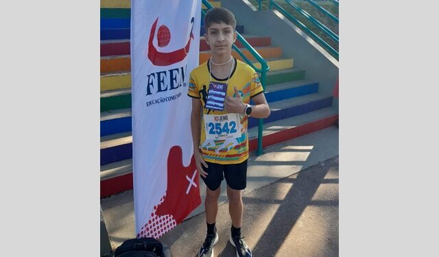 Aluno da Escola Municipal Carmem Celina conquista classificação para a Etapa Estadual do JEMG nos 2.000 metros do atletismo