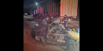 Tragédia na MGC-452: padrasto e enteada morrem em acidente entre carro e carreta; mãe e filha ficam feridas