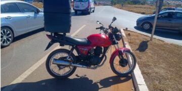 Acidente entre carro e motocicleta deixa jovem de 25 anos ferido na MG – 354