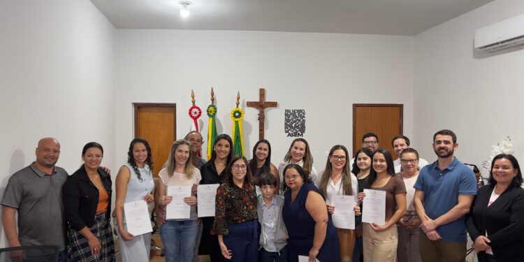 Prefeitura de Presidente Olegário dá posse a 15 novos servidores da Educação aprovados em concurso