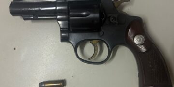 Homem de 55 anos é baleado durante discussão em Ponte Firme; autor foge e é procurado pela polícia